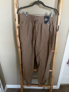 GAP Fit Women’s Tan Drawstring Jogger Pants